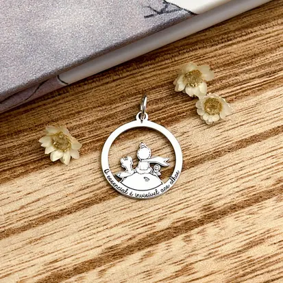 PINGENTE MEDALHA VAZADA O ESSENCIAL É INVISÍVEL AOS OLHOS
